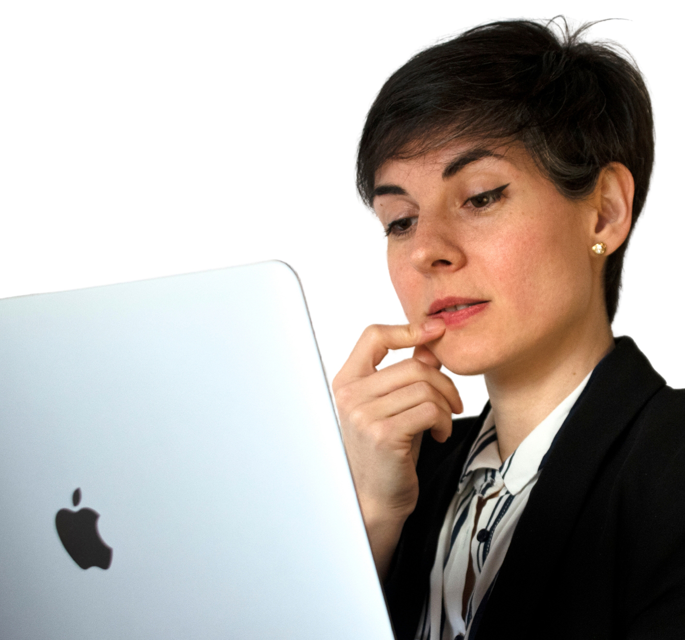 Elena Mase con la mano apoyada en la cara